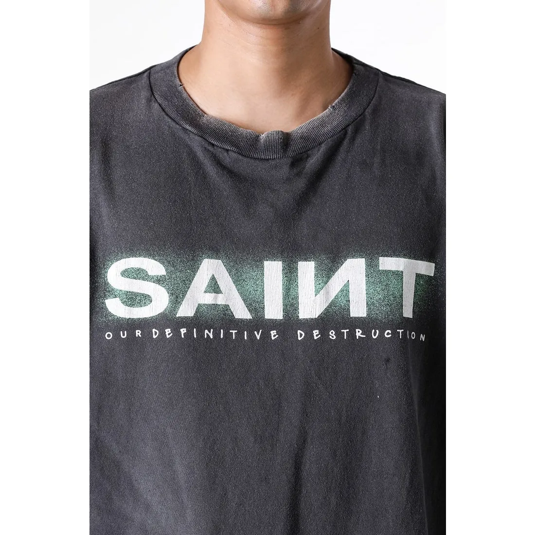 SAINT MXXXXXX SAINT SS TEE/BLK Green SAINT BOX LOGO short sleeves Washed black S-XL Look for cylindrical fabrics without side seams. Don’t buy open ones anymore. It’s boring. Assute garments are dyed. The whole piece is sprayed with horse-hair spray. Then spray it again to fade. The collar and cuffs are frayed. Many places are damaged. Authentic grade printing is restored. Accessories are complete. With little angel anti-counterfeiting label.